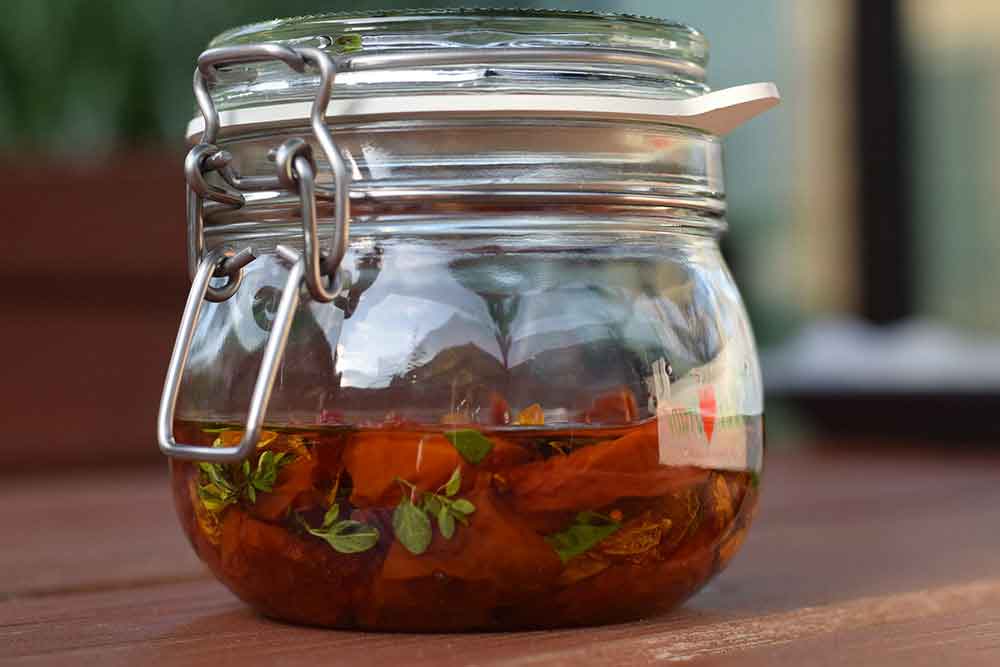 Nakladané sušené paradajky v sklenenom pohári