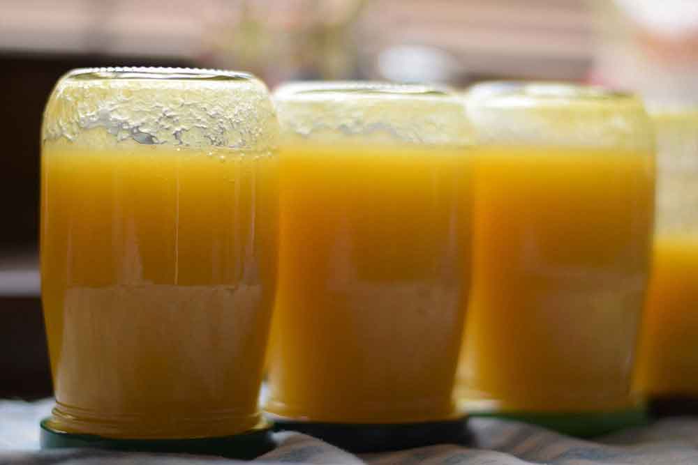 Pretlak zo žltých rajčín v zaváraninových pohároch