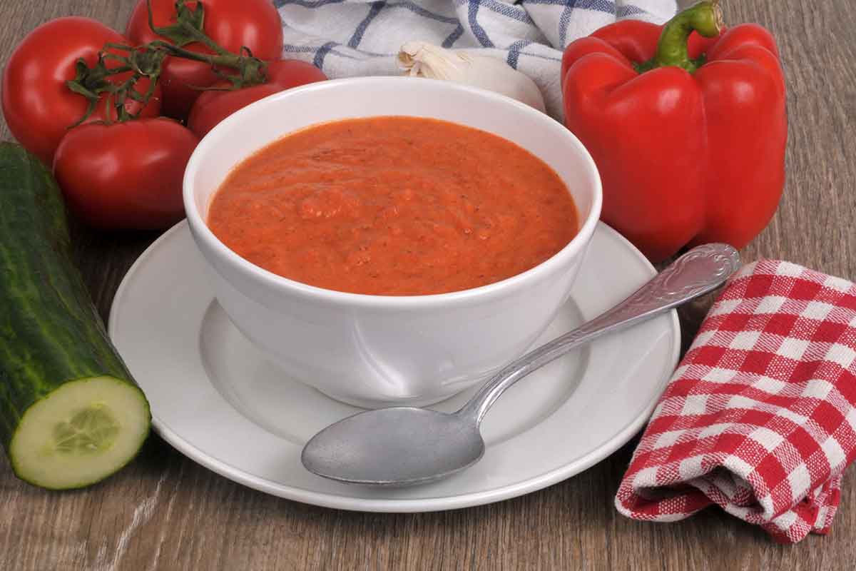Španielske gazpacho v bielom hlbokom tanieri