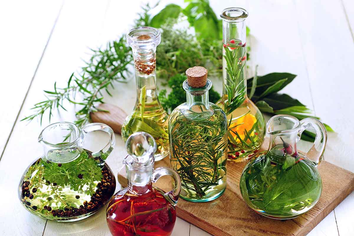 Rôzne druhy octu s bylinkami 