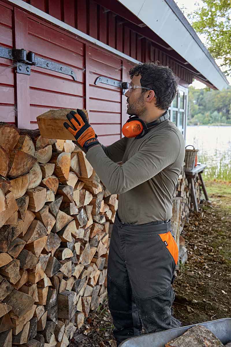 Ukladanie naštiepeného palivového dreva