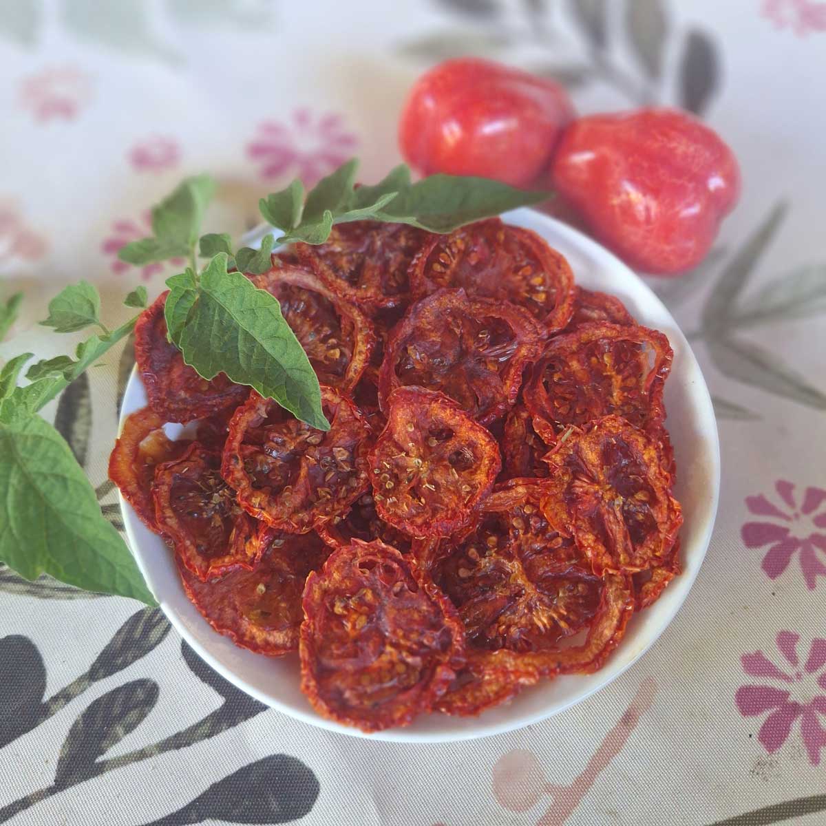 Chrumkavé zdravé čipsy z rajčín