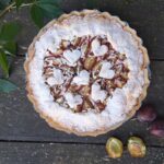 Francúzsky koláč galette so slivkami a tvarohom