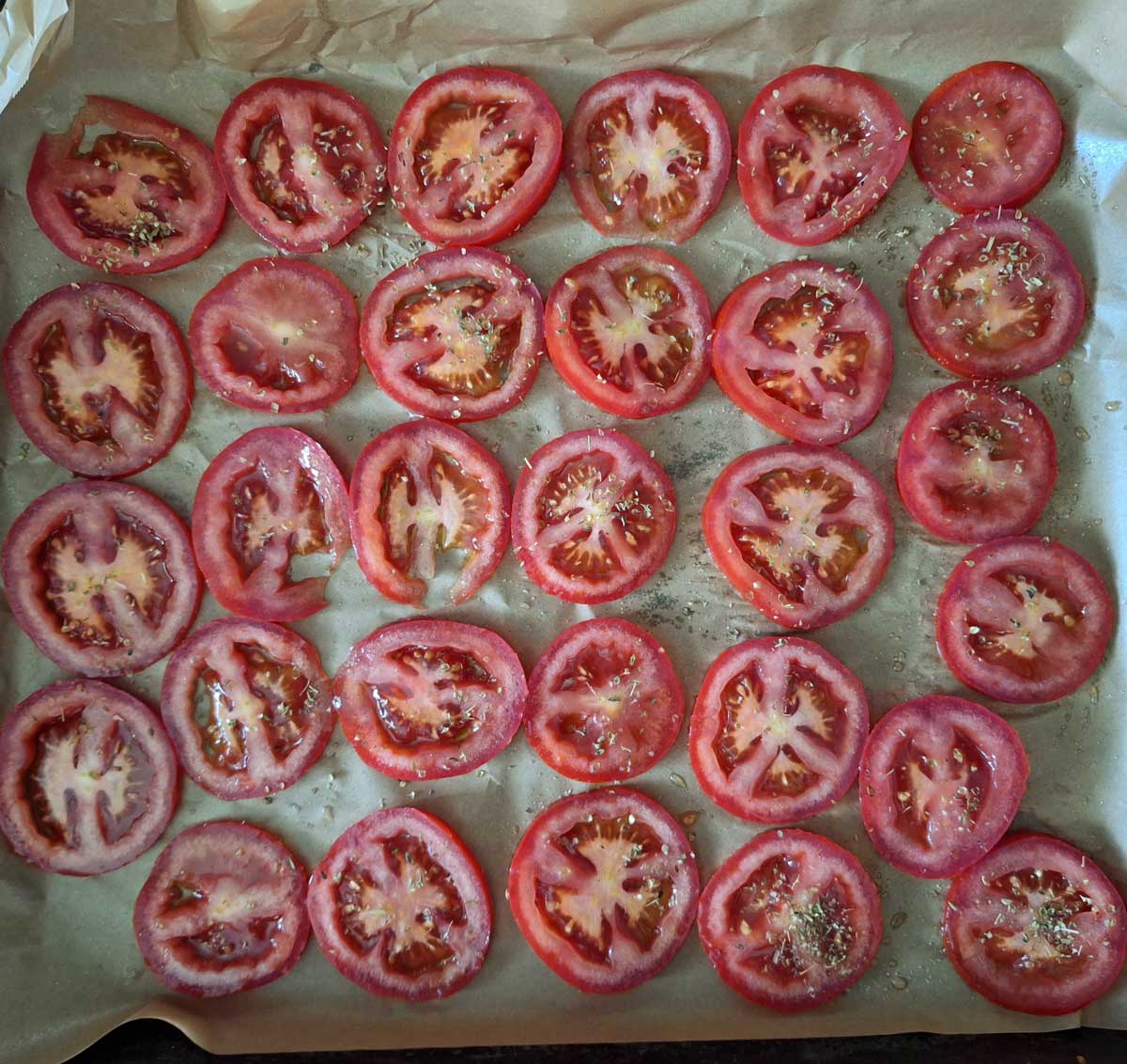 Nakrájané paradajky pripravené na sušenie ako čipsy