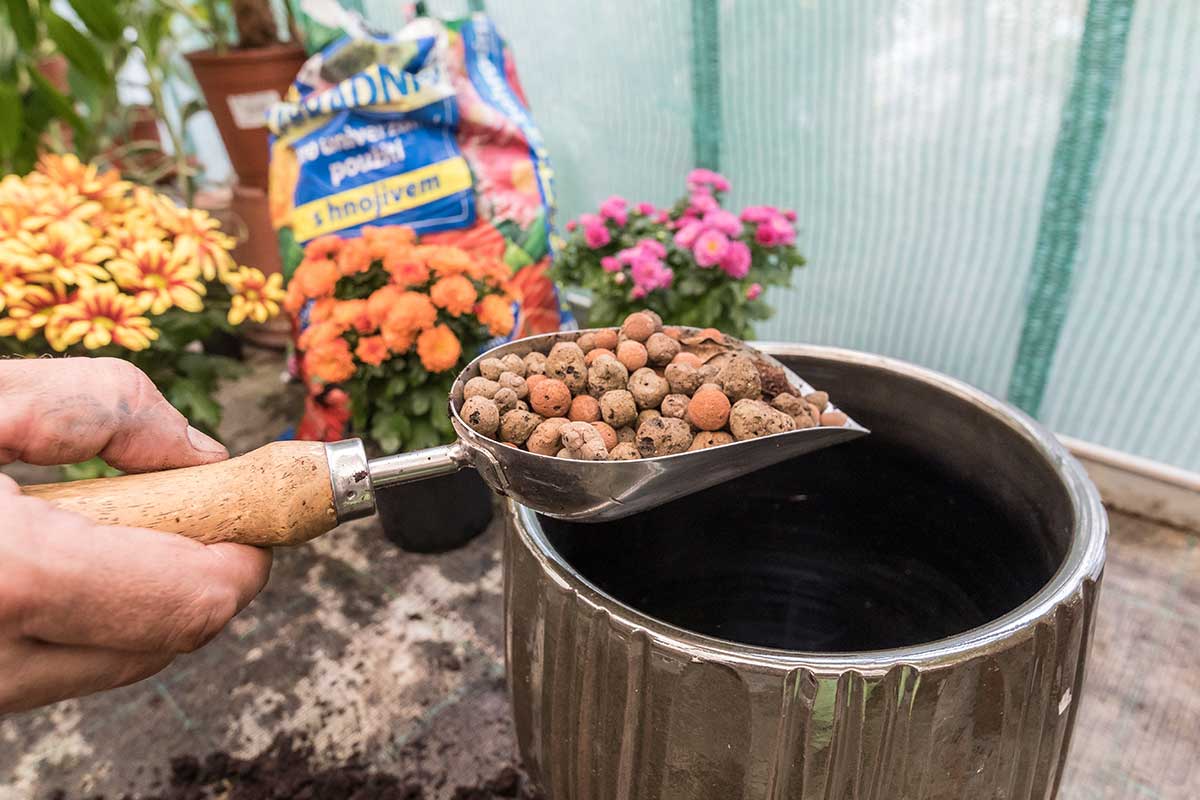 Naplnenie dna kvetináča keramzitom