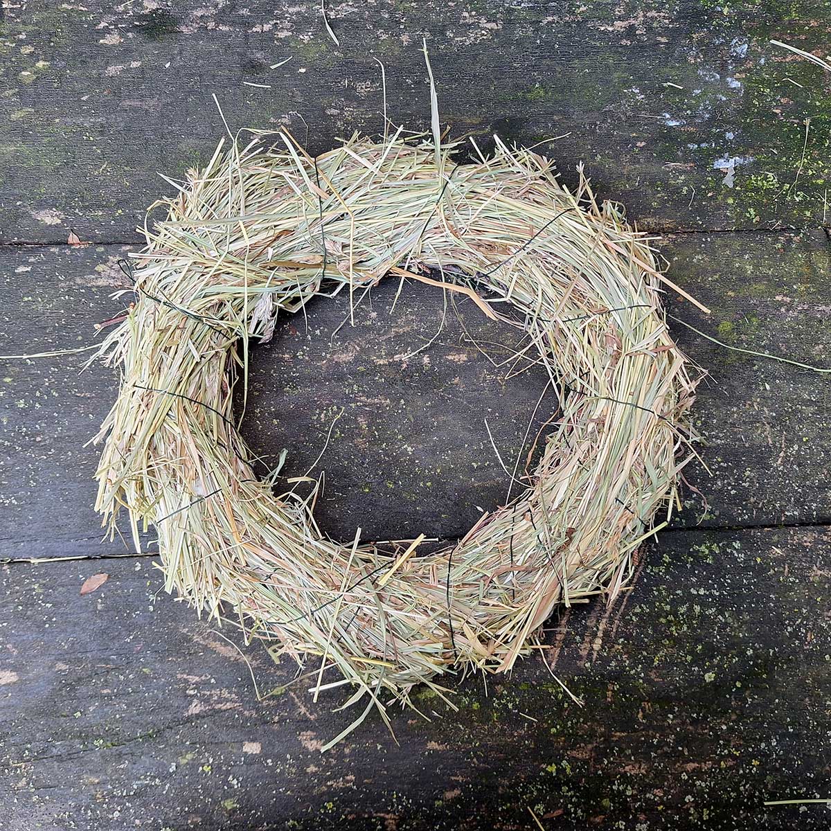 Veniec obmotaný suchou trávou