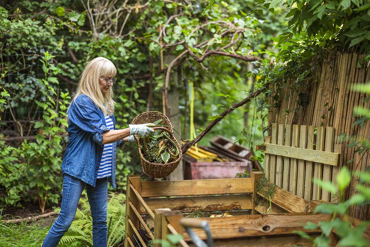 Kompostér z drevenej ohrádky v záhrade