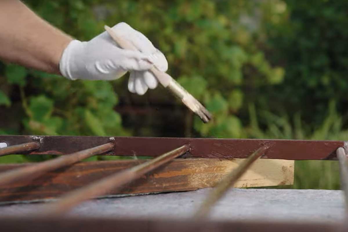 Náter univerzálnou vodou riediteľnou farbou na rôzne povrchy