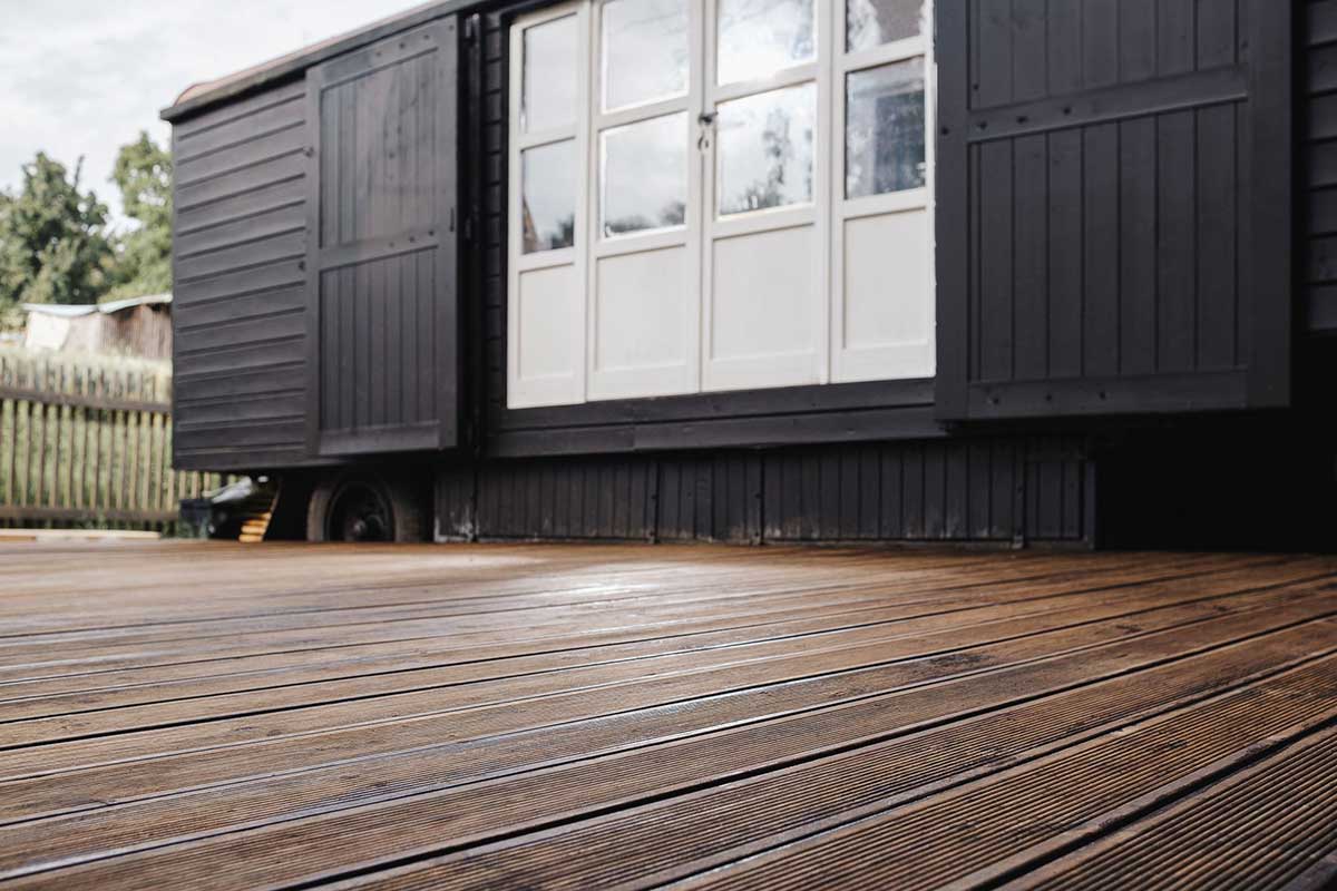 Zazimovanie drevenej terasy s ochranným náterom na drevo