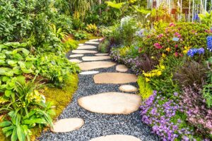 Martin Čurda radí: Aký materiál použiť na chodníčky, aby vydržali dlhšie ako jednu sezónu?