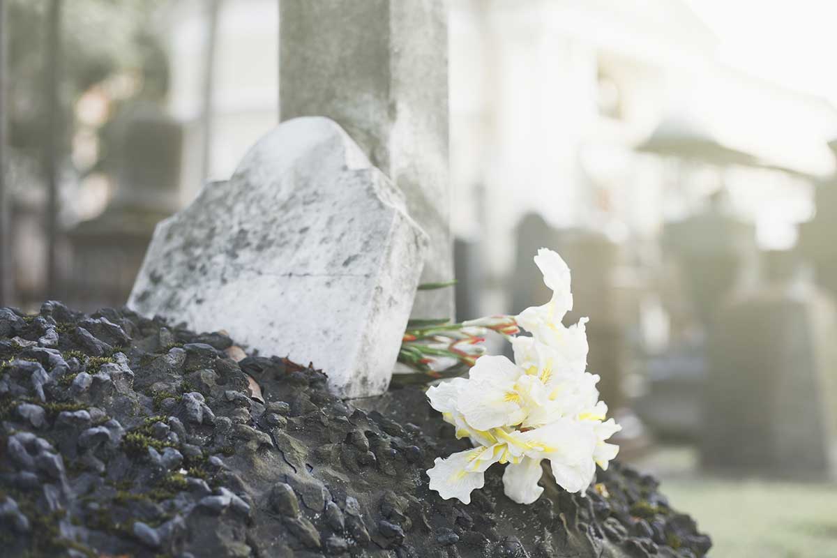 História kladenia kvetov na hroby