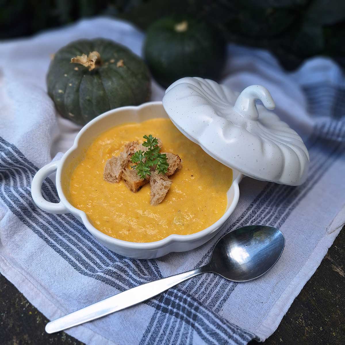 Polievka z pečenej tekvice s jablkom