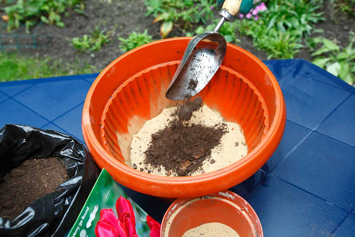 Naplnenie nádoby pieskom a substrátom