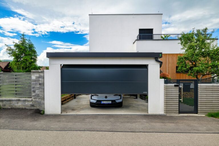 Prístrešok na auto + oplotenie + brána = 3 v 1 ideálne na malý pozemok