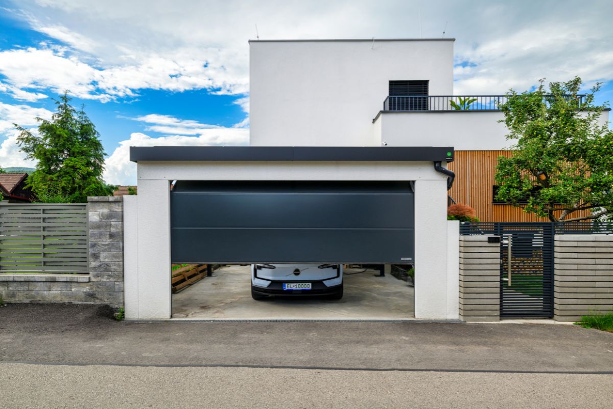 Prístrešok na auto + oplotenie + brána na malý pozemok