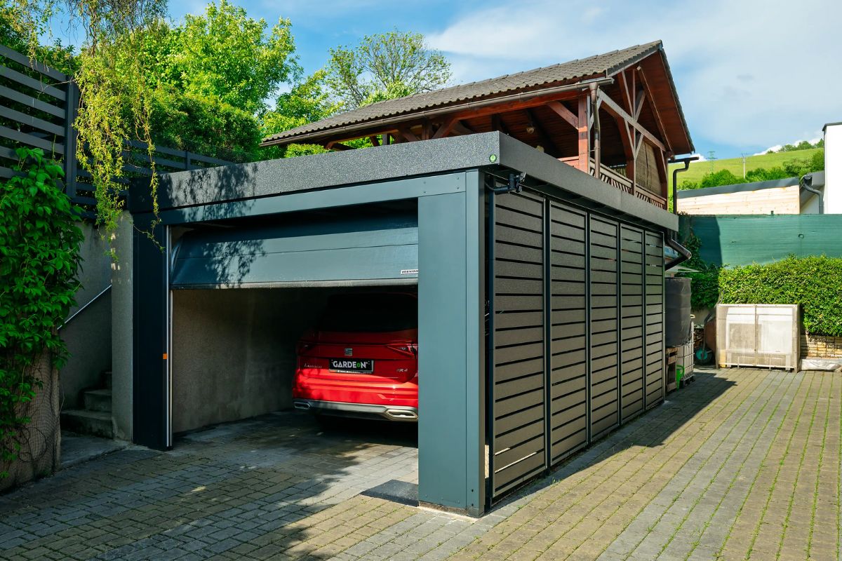 Prístrešok GARDEON s garážovou bránou a stenovou výplňou 