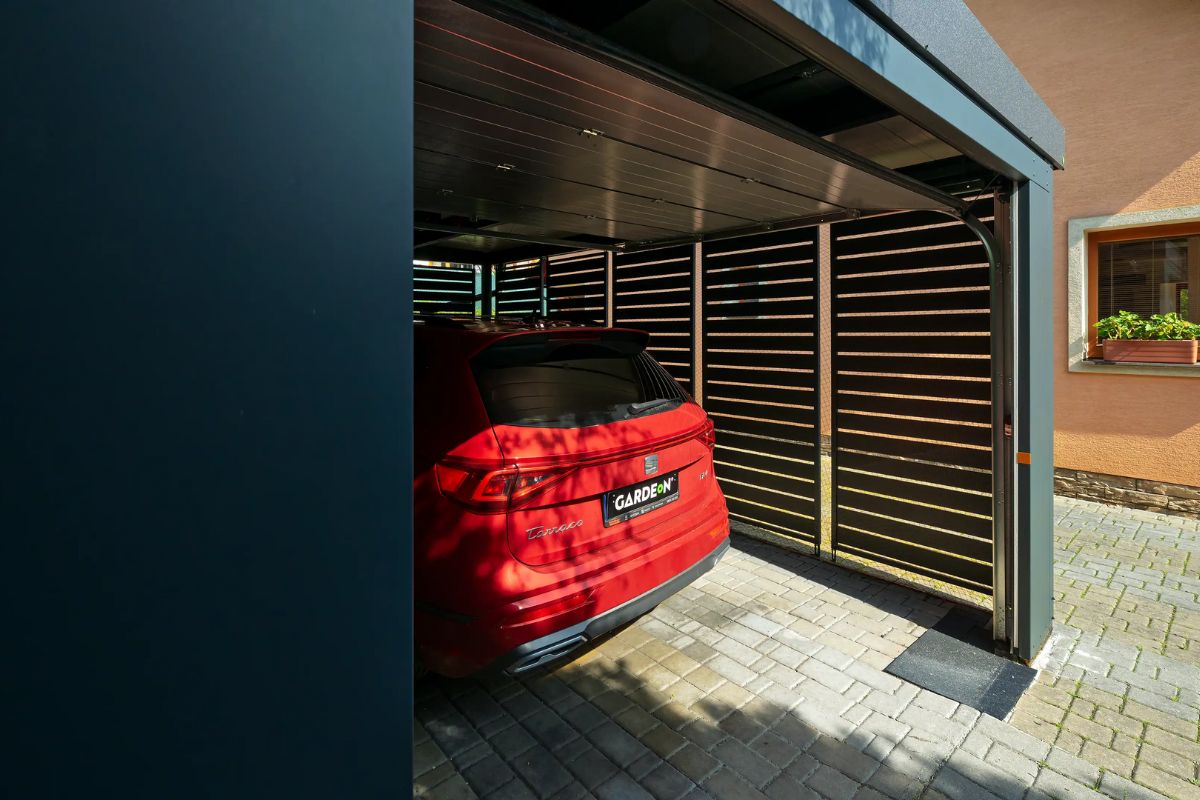 Montovaný oceľový prístrešok na auto s bránou a oplotením