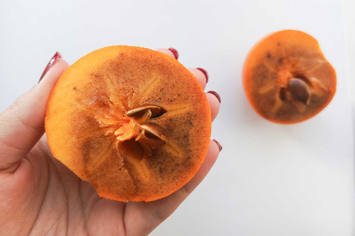 Rozkrojené hurmikaki so semenami