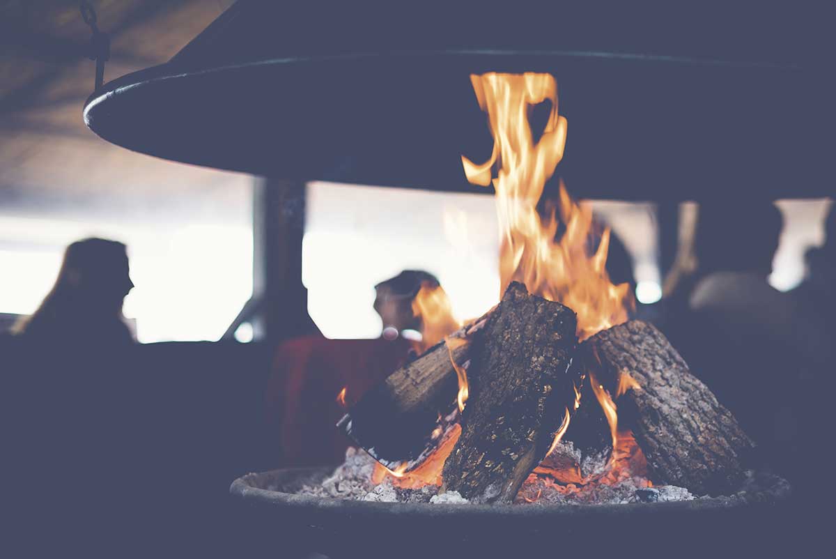 Vonkajší krb s horiacim ohňom