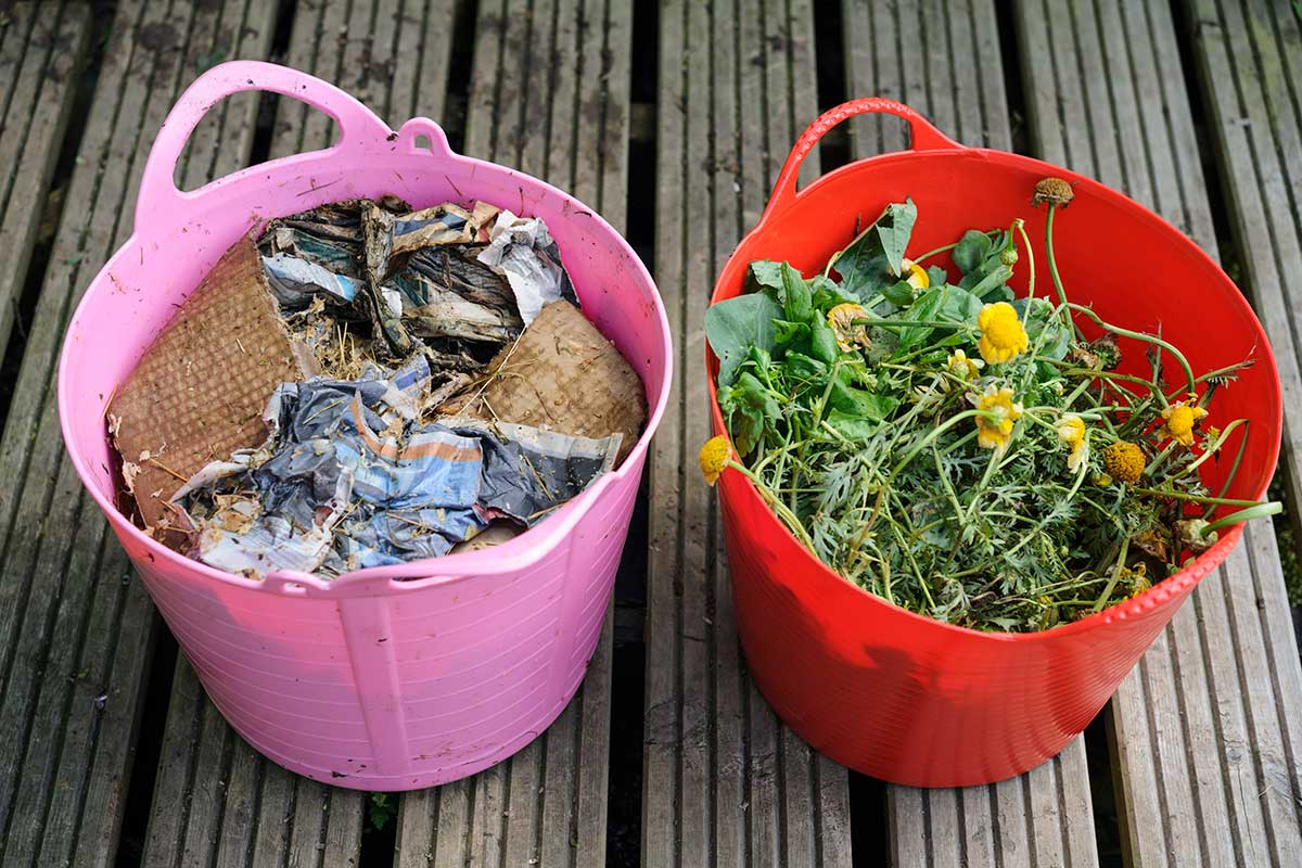 Správny pomer vlhkého a suchého materiálu do kompostu