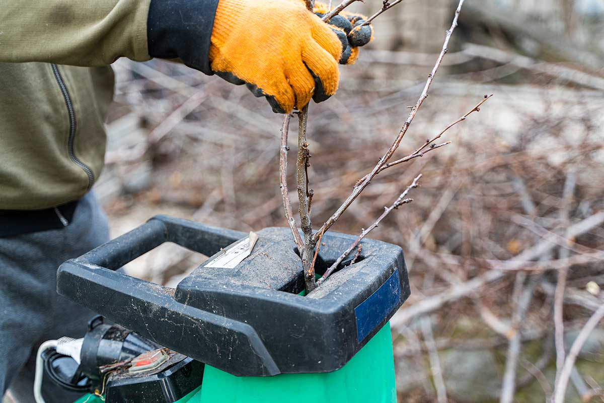 Strihanie a drvenie konárov do kompostu