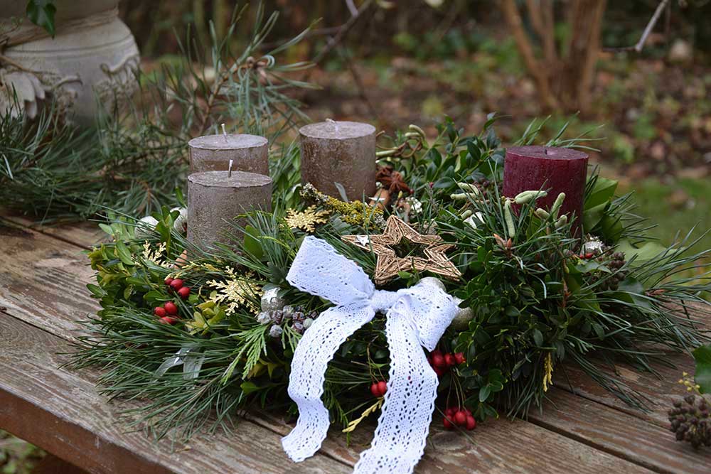 Adventný veniec z materiálov zo záhrady