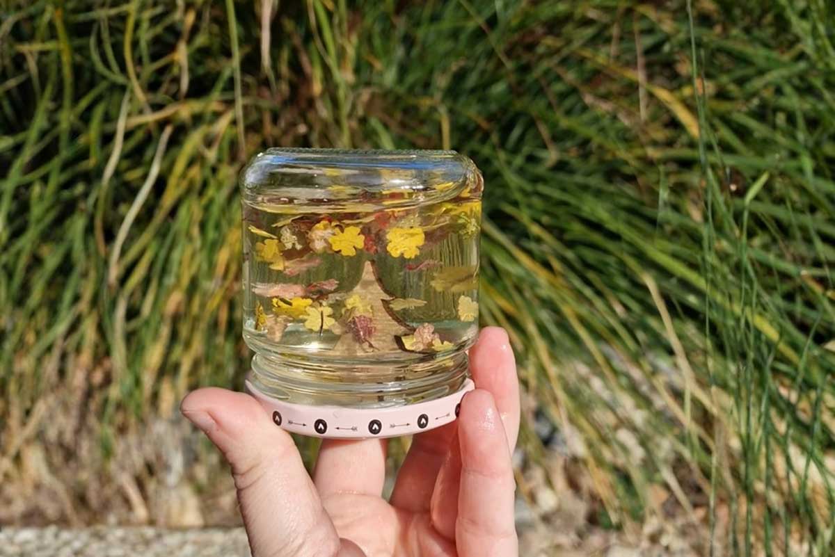 Dekorácia z jesenných listov v pohári