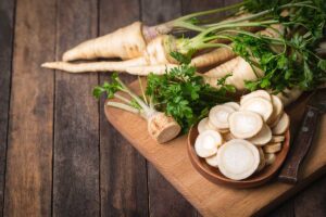 Koreňový petržlen v záhrade aj v kuchyni: Kedy ho zbierať a prečo by sme nemali podceňovať vňať?