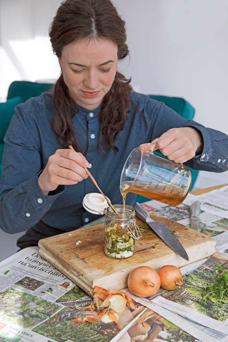 Príprava sirupu proti kašľu s medom, tymianom a cibuľou