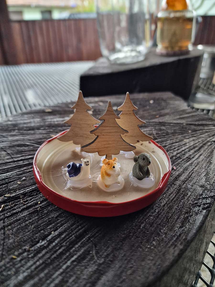 Malé dekorácie prilepené na viečko pohára