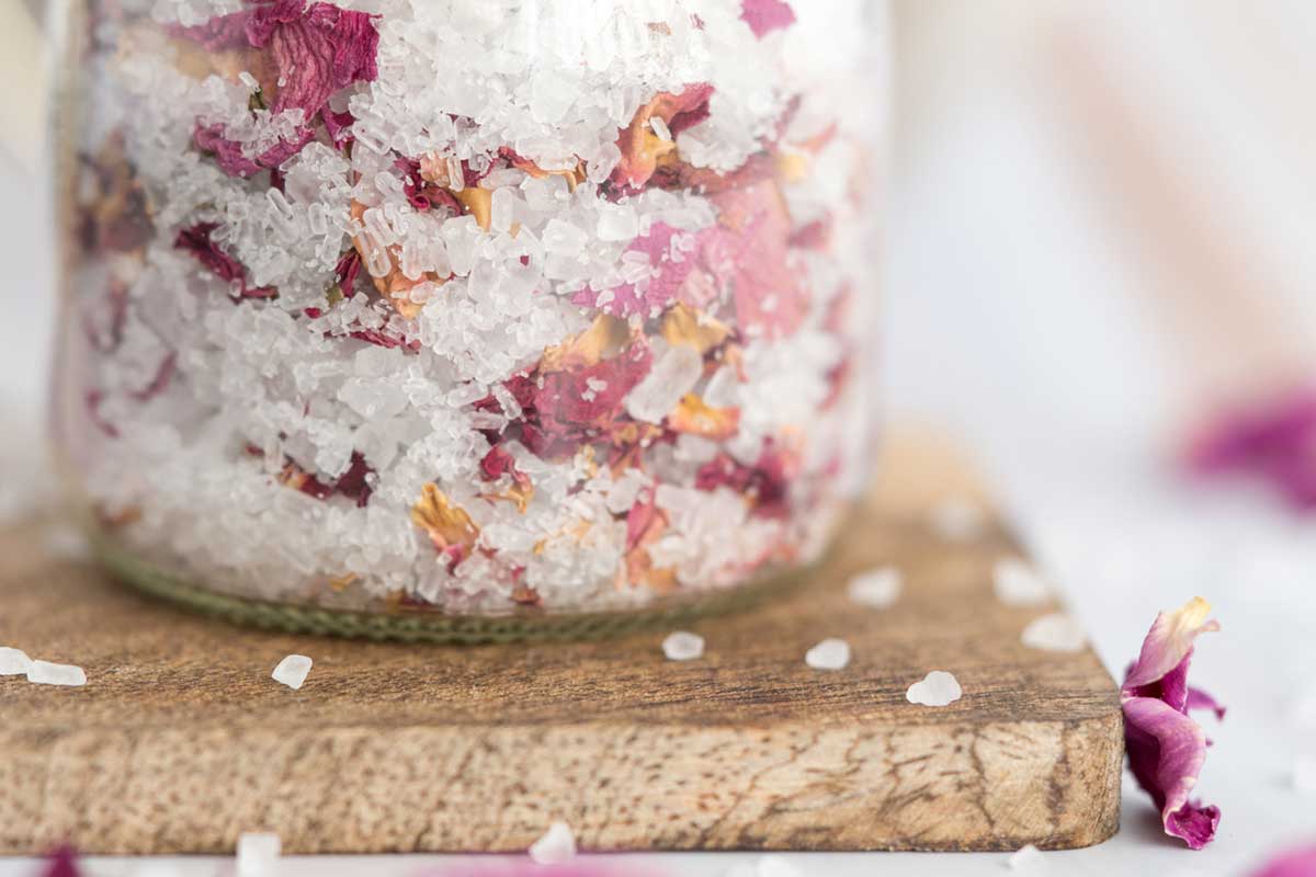 Soľ do kúpeľa so sušenými kvetmi 