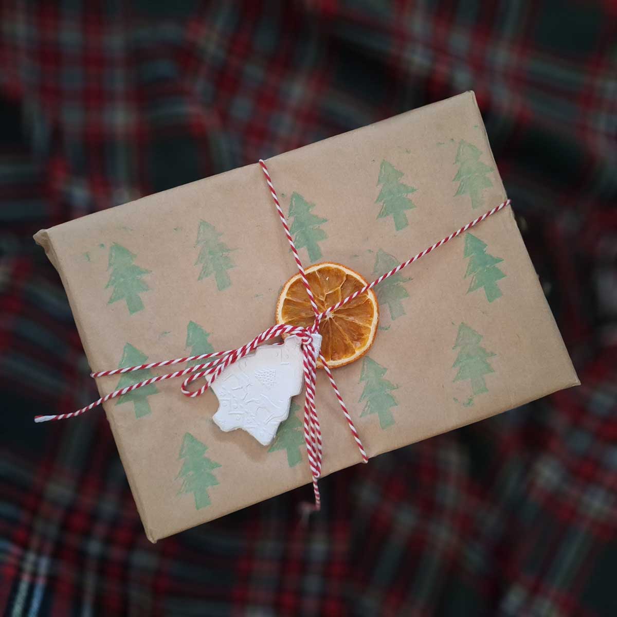 Sušené pomaranče ako ozdoba na zabalený darček