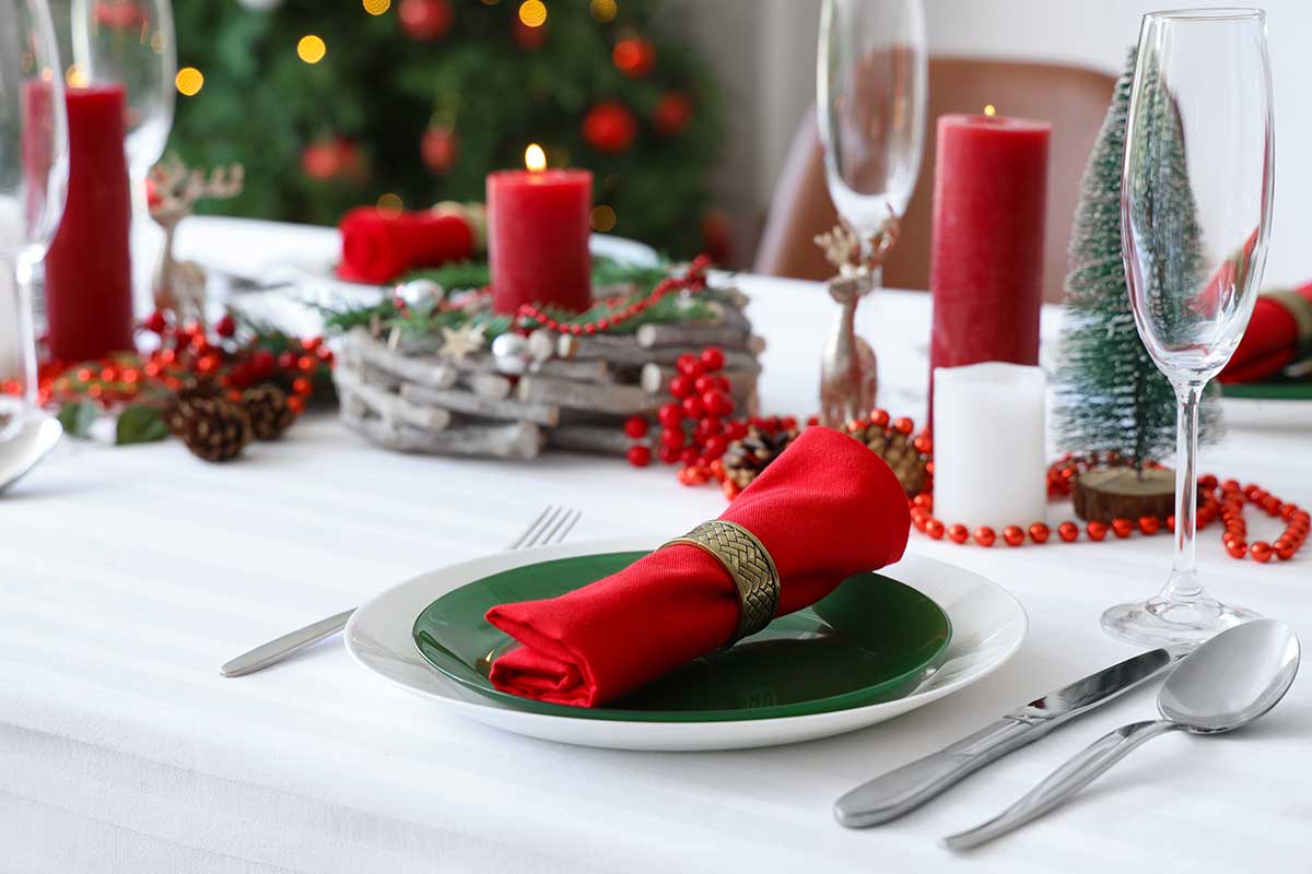 Vianočná kombinácia farieb červenej a zelenej na stolovaní