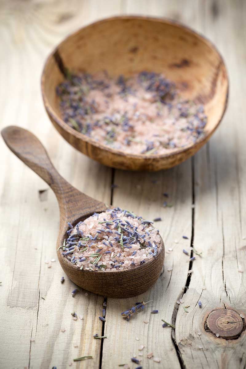 Výroba domácej kúpeľovej soli s levanduľou