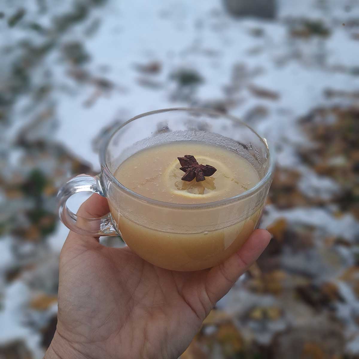 Zimný nápoj s názvom horúce jablko 