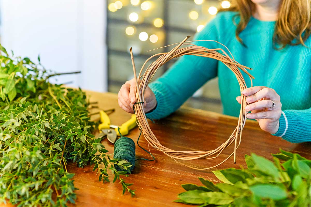 Príprava materiálu na výrobu prírodného vianočného venca na dvere