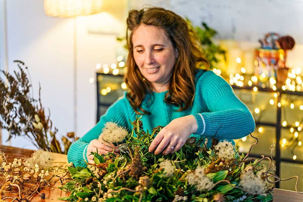 Dokončenie vianočného venca na zavesenie