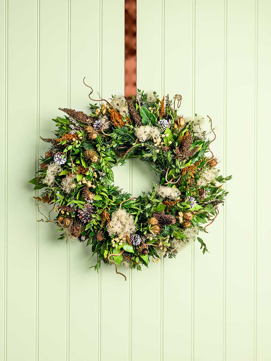 Vianočný veniec na dvere vyrobený z prírodných materiálov zo záhrady