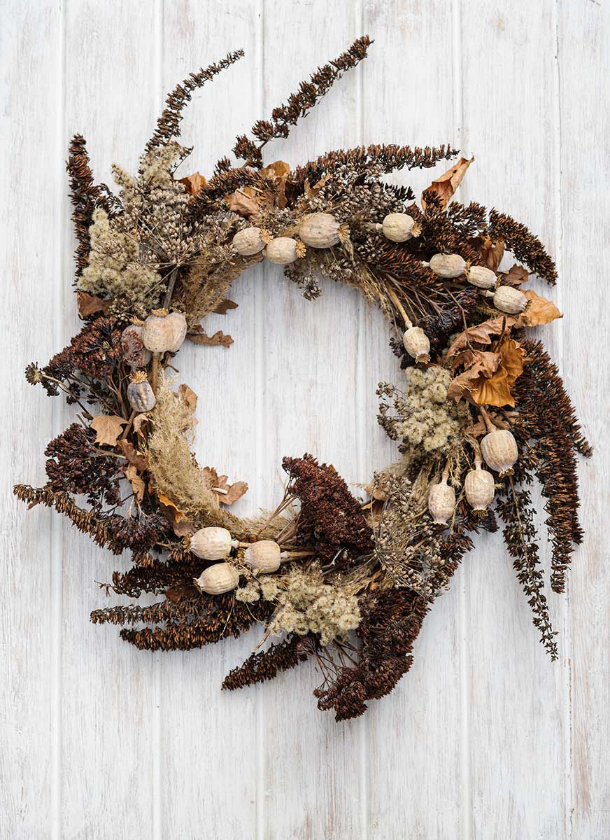 Vianočný veniec na dvere zo sušených kvetov a listov
