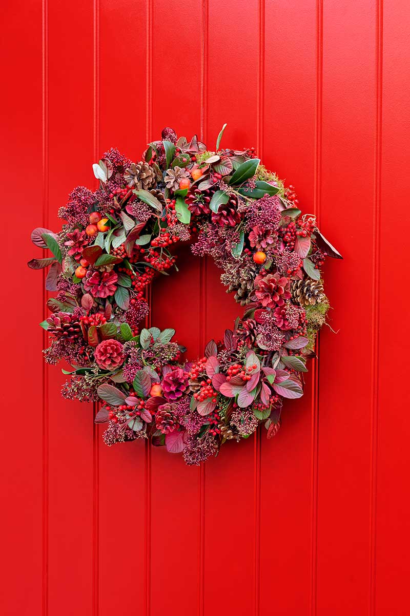Vianočný veniec na dvere v červenej farbe