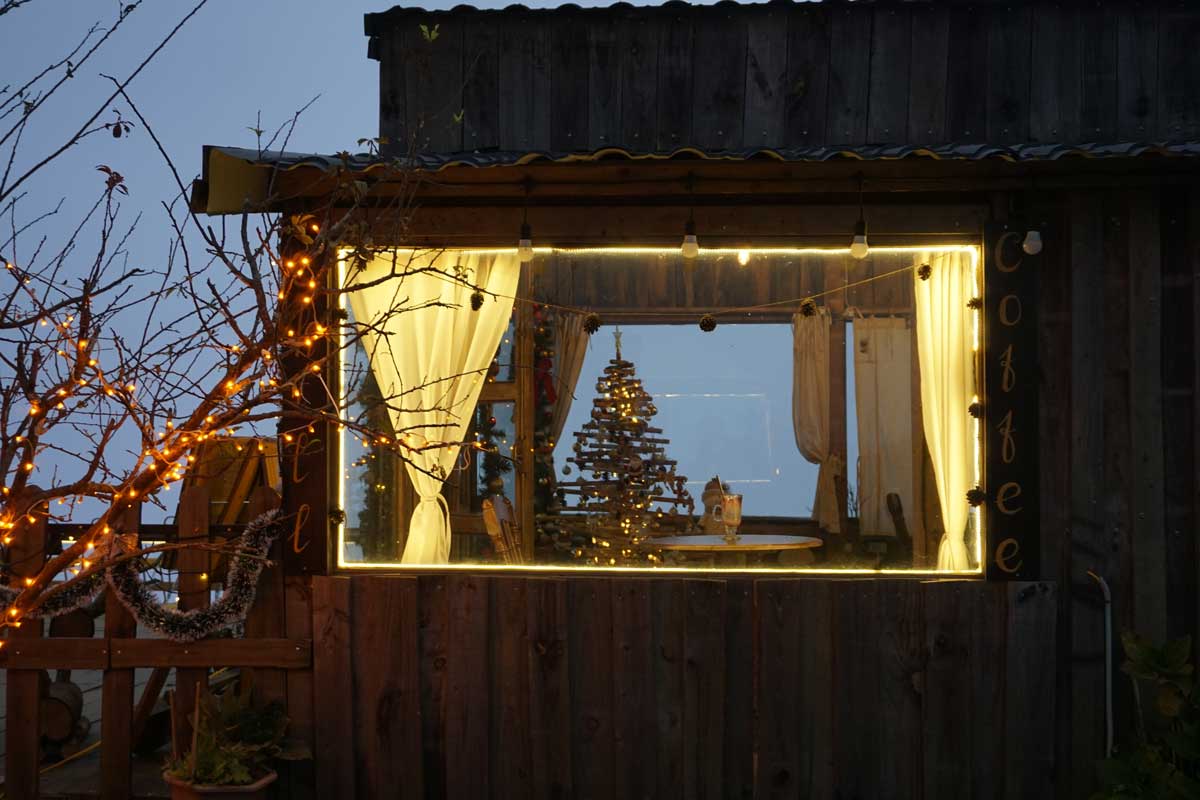 Záhrada v čiastočnej tme