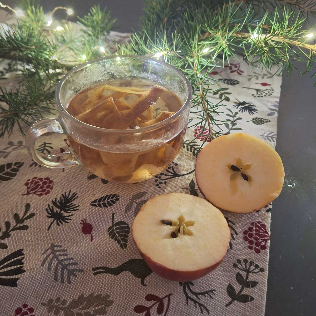 Zimný jablkový čaj zo šupiek