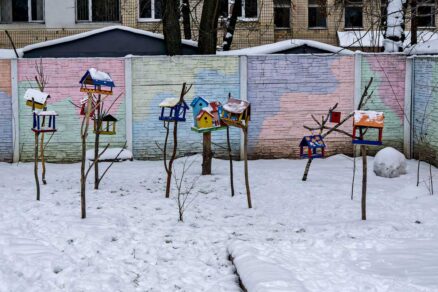 Farebné vtáčie kŕmidlá rozmiestnené v záhrade