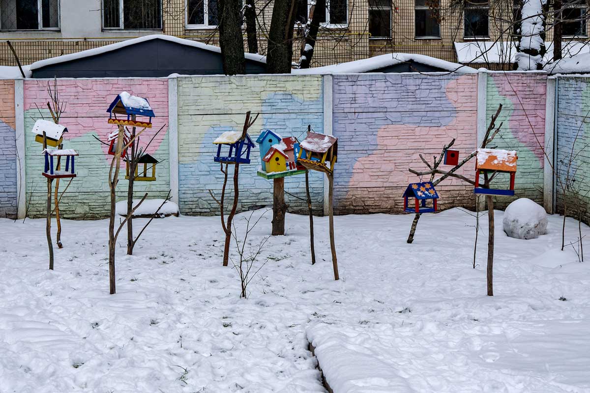 Farebné vtáčie kŕmidlá rozmiestnené v záhrade