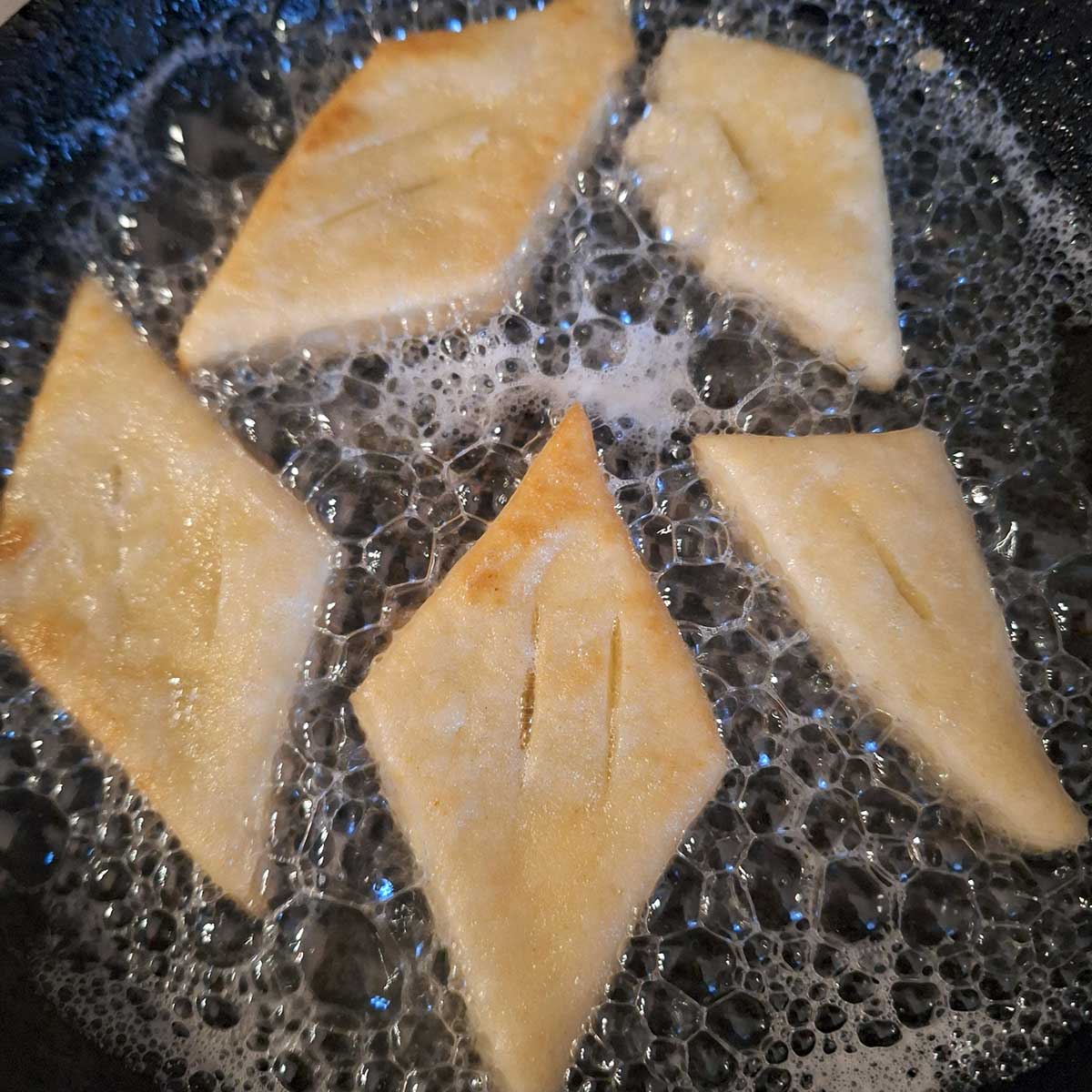 Fánky smažíme v horúcom oleji alebo masti do zlatista z každej strany. Foto: archív autorky