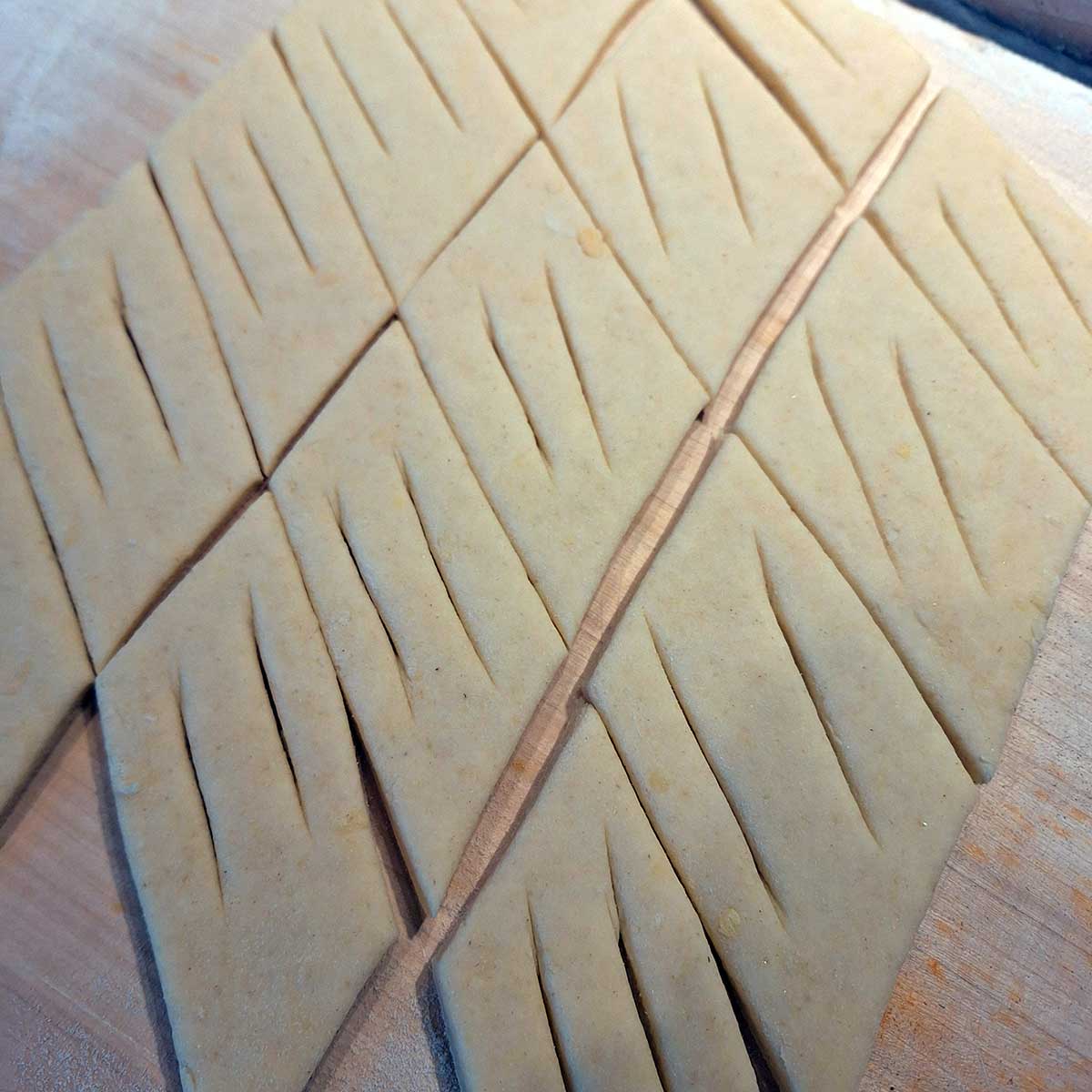 Do stredu každého trojuholníka urobíme jeden alebo dva zárezy. Foto: archív autorky