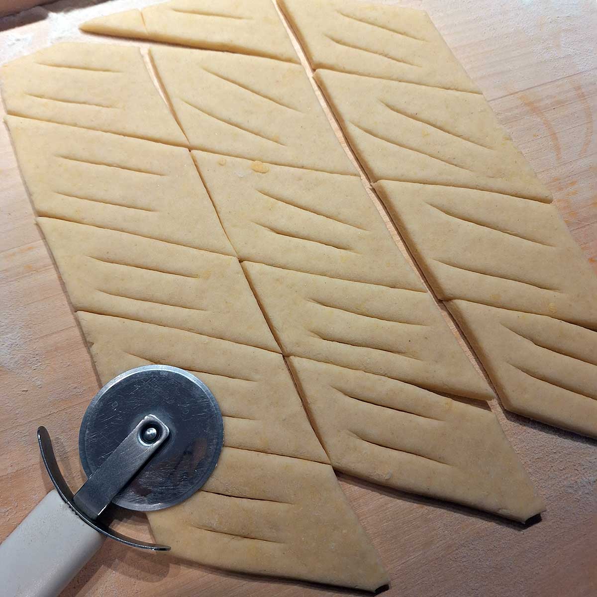 Radielkom narežeme cesto na obdĺžniky. Foto: archív autorky