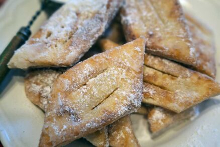 Domáce fánky poprášené cukrom