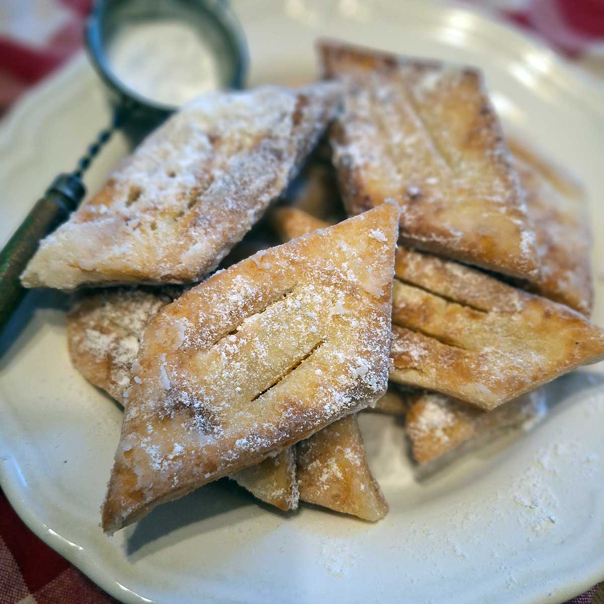 Domáce fánky poprášené cukrom