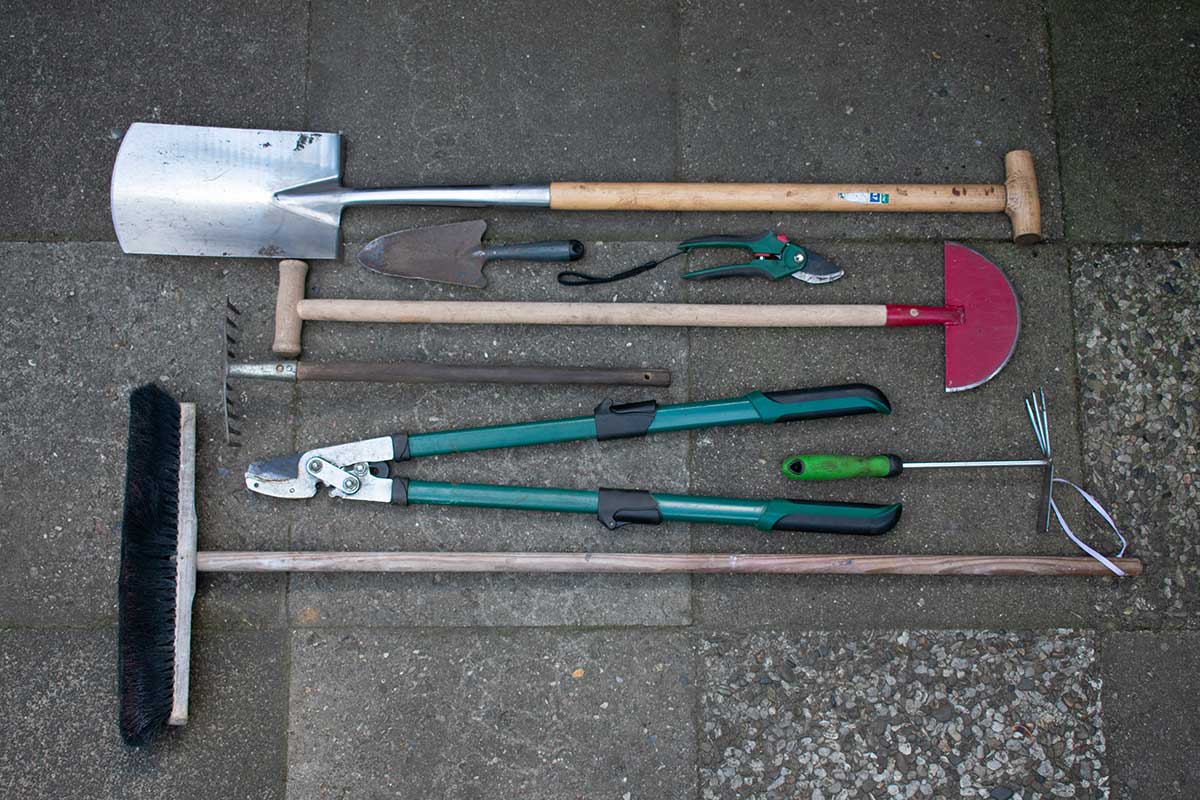 Záhradné náradie pripravené na uloženie